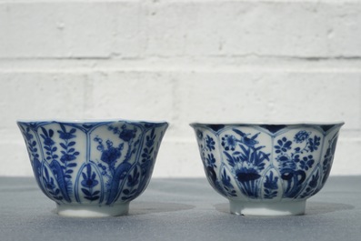 Twaalf Chinese blauwwitte koppen en schotels met floraal decor, Kangxi
